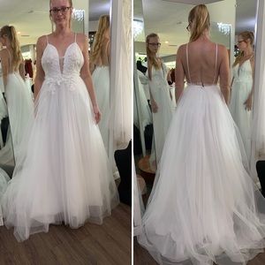 Size 2 backless wedding tulle beach ivory wedding